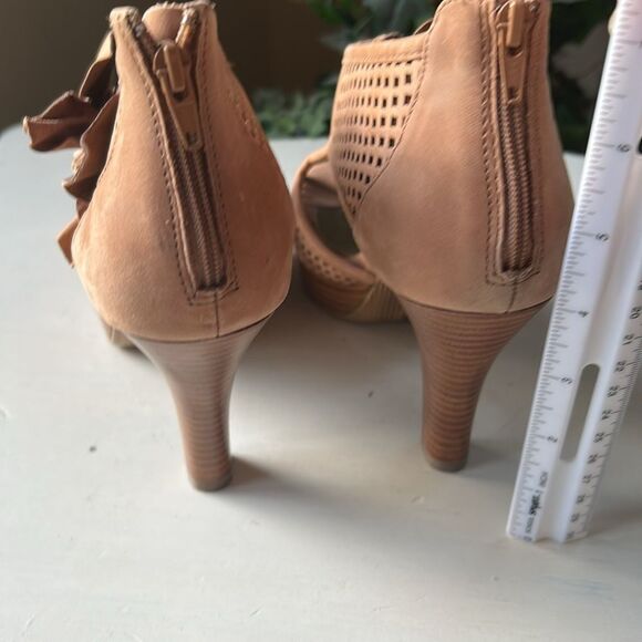 Women's Perforated Leather Platform Peep-Toe Heeled Sandals - Tan EUC Size 9M - Picture 11 of 16